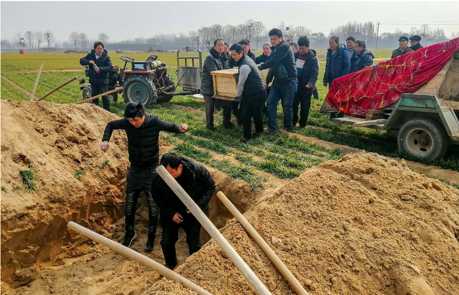 農(nóng)村殯葬改革，土葬將被火葬代替，兩者哪個(gè)好？專家：火葬更好