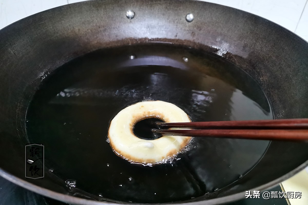 孩子爱吃甜甜圈，一斤面粉炸一堆，巧克力融化后一蘸，和买的一样