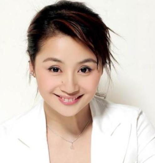 央视前一姐曹颖：为爱隐退娱乐圈，产后却得抑郁症，今现状如何？