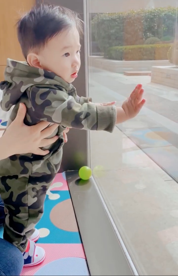 應采兒倆兒子上演“兄弟情深”戲碼，小小春帥氣，hoho可愛