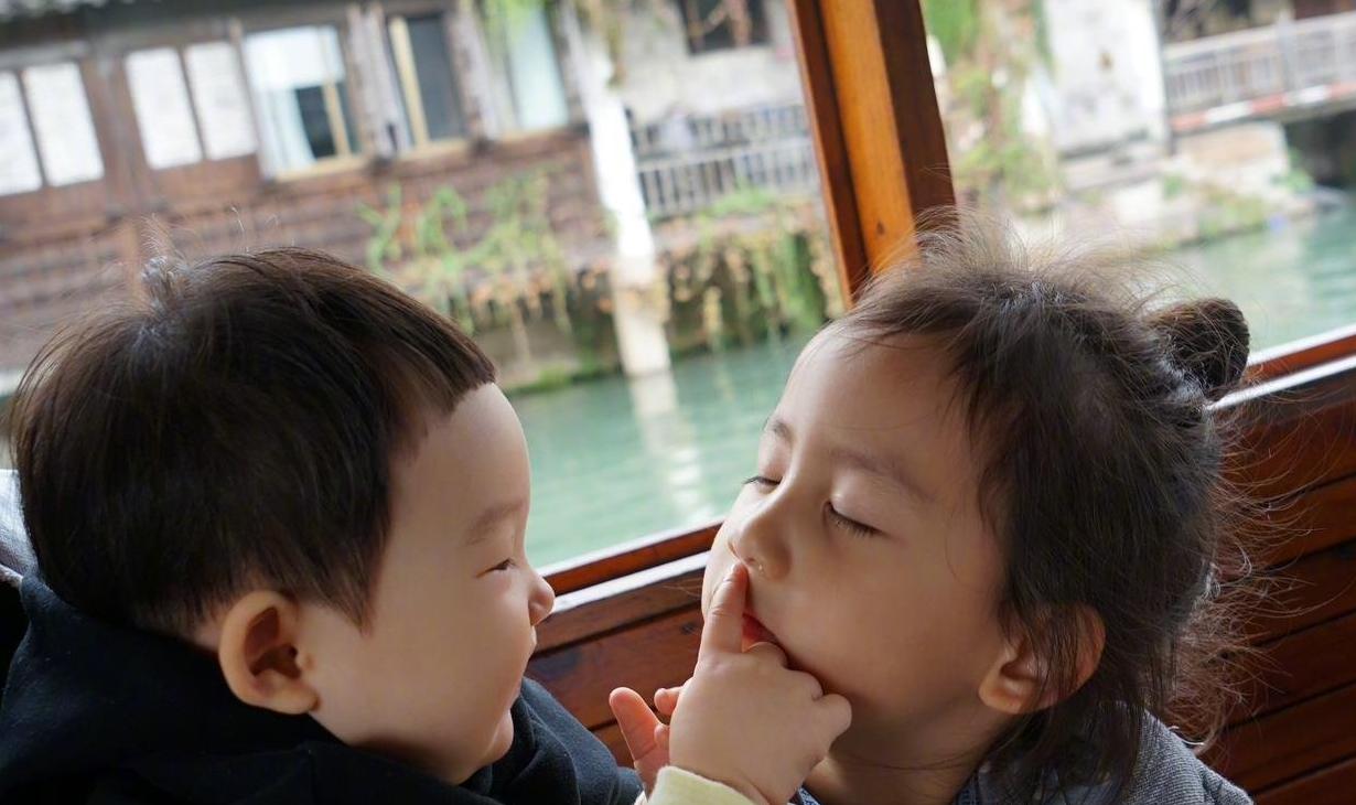 黄磊儿子罕露侧脸，颜值引发争议，“完美避开