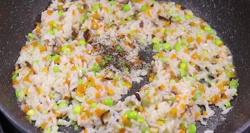 Baby don’t eat rice with soup. It only takes ten minutes and can stir. Highly nutritious children grow taller and smarter.