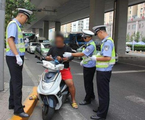 多地嚴(yán)查摩托車，今后這5種行為盡量別再犯，違者最高罰款10萬元