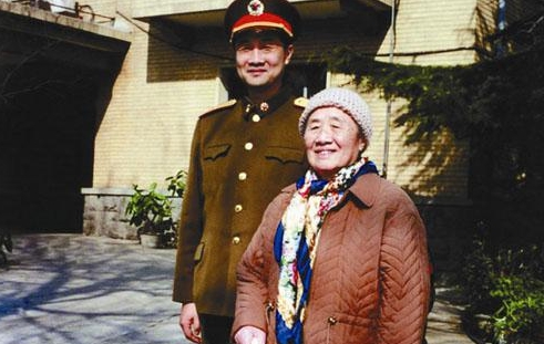 18岁当县委书记，考入黄埔军校，21岁嫁军委主席