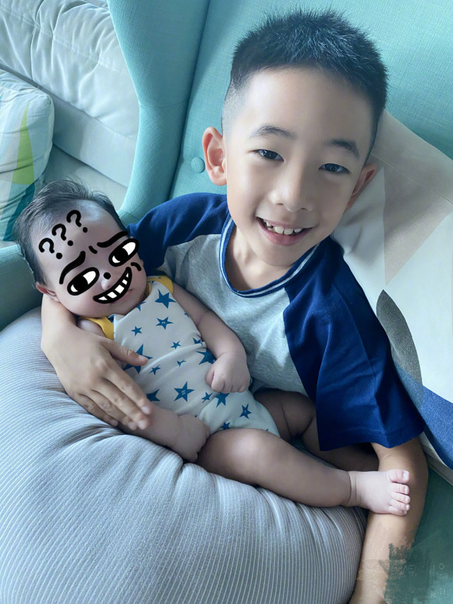 太真实！应采儿庆祝小小春上学，摇头晃脑演绎神兽归笼最亢奋妈妈