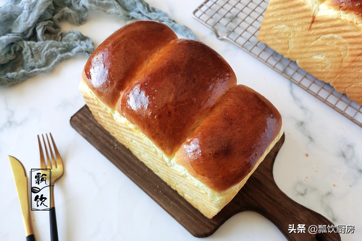 做面包，别只加牛奶鸡蛋，多加这两料，面包又软又香，太好吃了