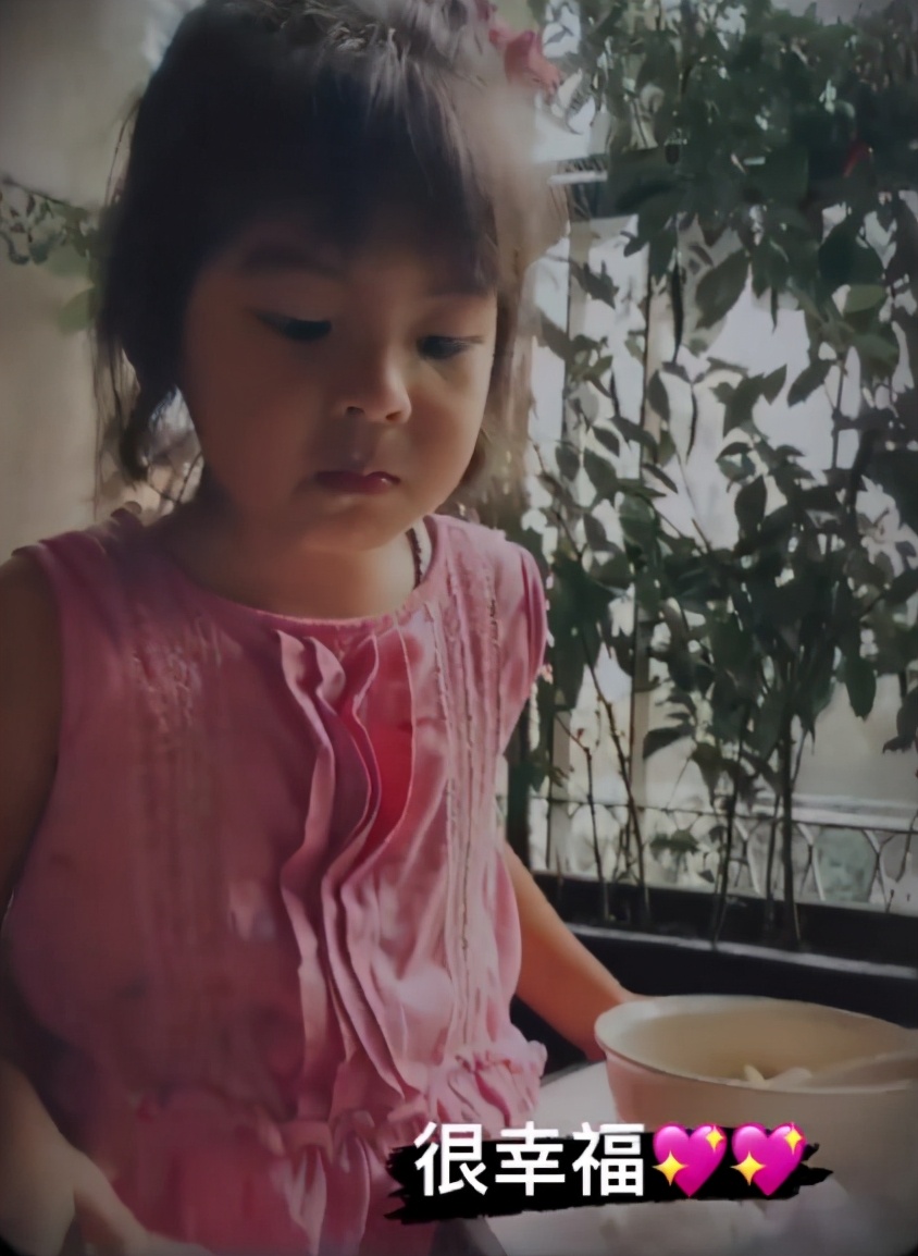 賈靜雯帶女兒們聚會，波妞變小吃貨，為吃蛋糕擠走壽星坐C位萌翻