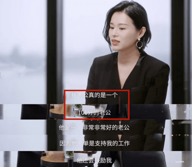 胡杏儿老公大秀爸爸力，老婆视角下一手抱一娃，奕霆假笑模样萌翻