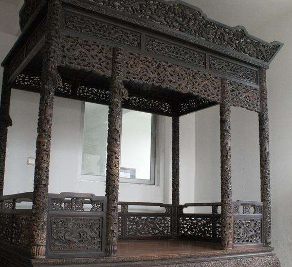 福建发现清宫3吨重“龙床”，专家劝其上交，持宝人开价5个亿