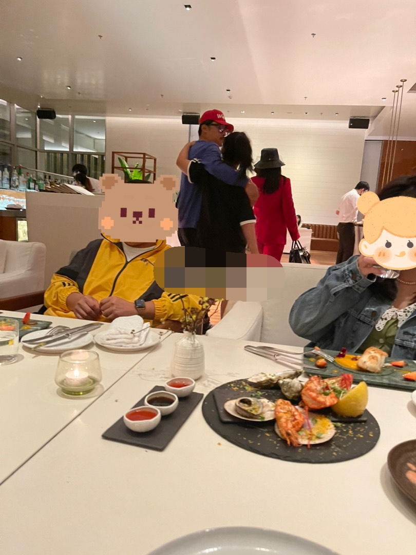 王岳倫一家三口同框！ 李湘穿西服套裝像大佬，女兒個頭到爸爸鼻子