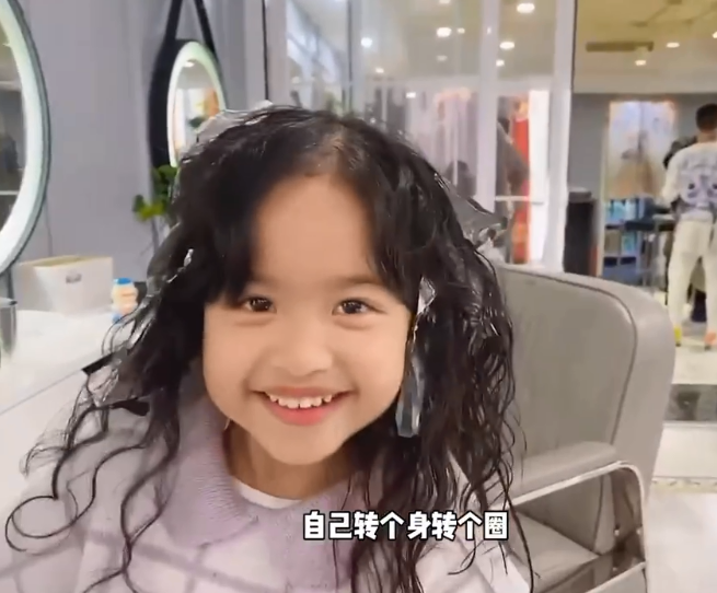包貝爾女兒“開掛式”長大，5歲燙了一頭羊毛卷，精緻似洋娃娃
