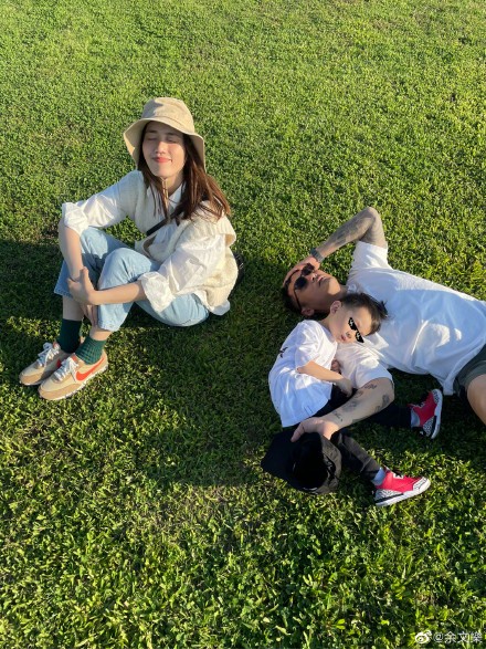 余文樂帶妻兒出門遊玩，寵溺看老婆打球，兒子發脾氣兩人半蹲輕哄