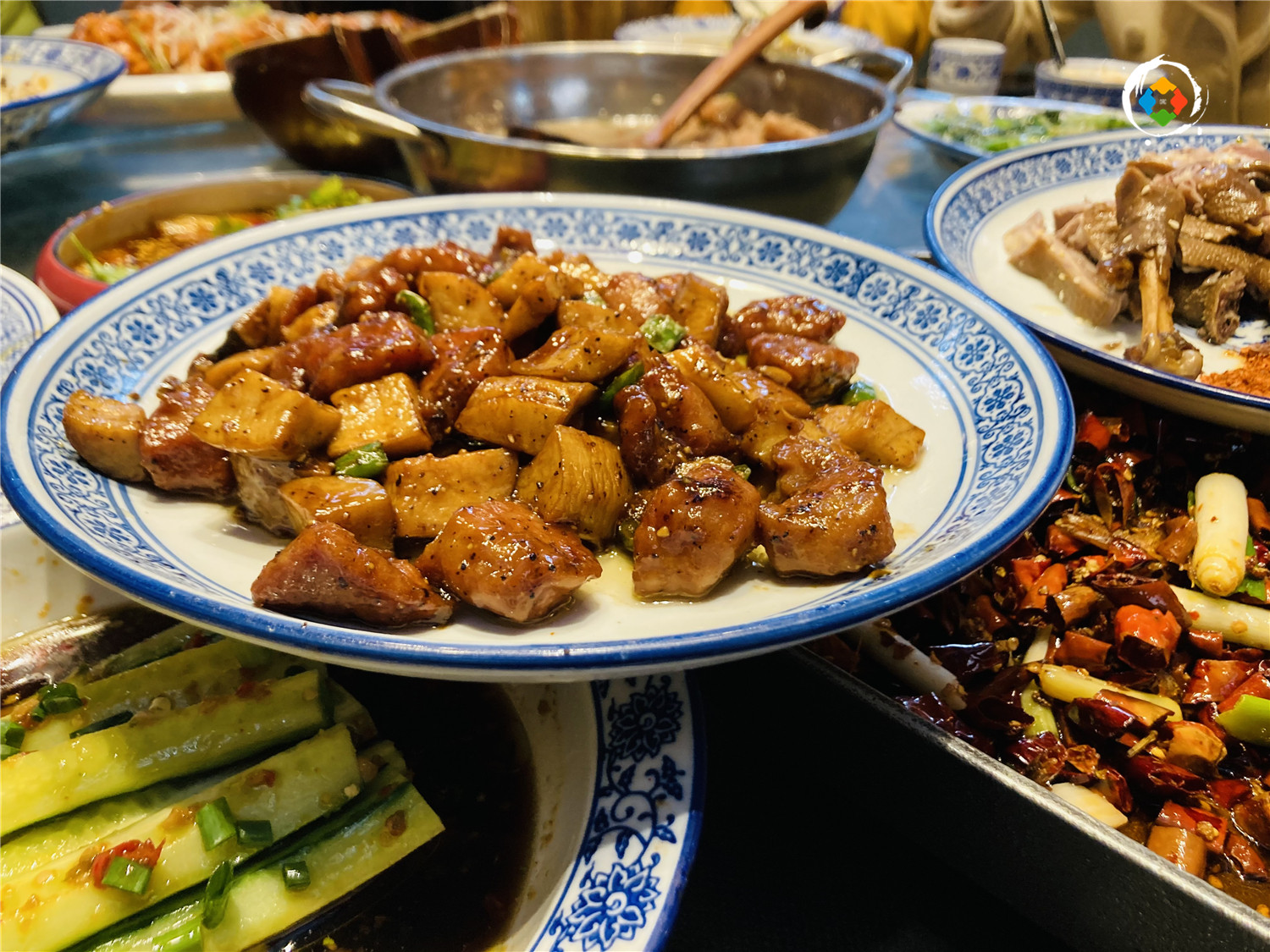 重庆人吃一顿团圆饭有多少道菜？20才刚刚起步，每一道都有特色