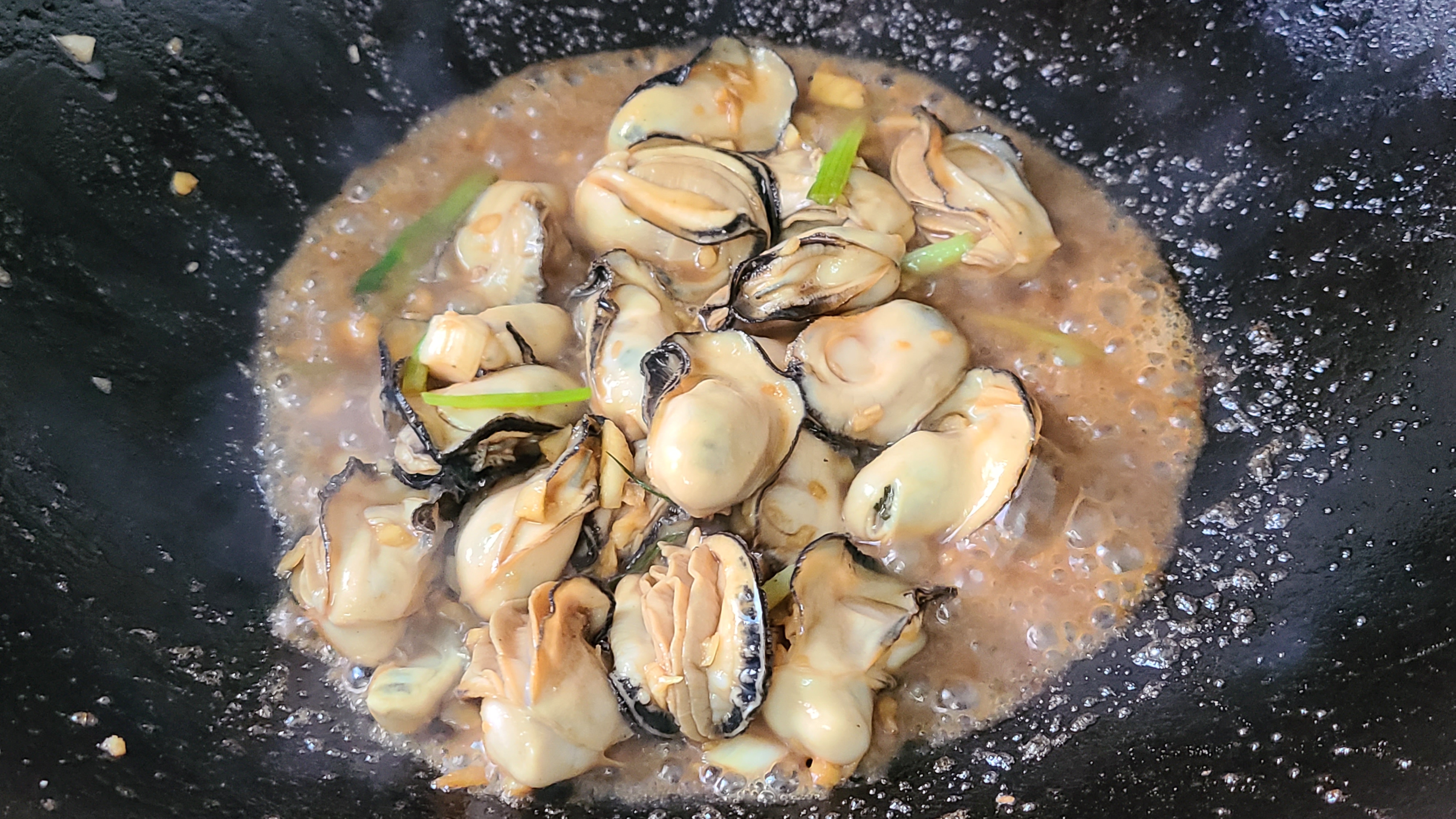 廣式炒生蠔原來這麼好吃，家常做法味道鮮美，看著就饞了