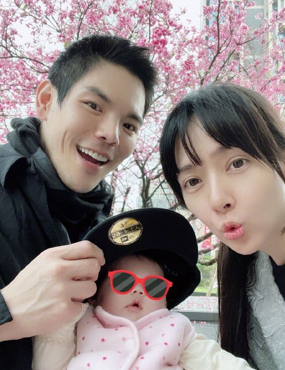 向佐晒全家福庆生，和女儿视频扮鬼脸卖萌，郭碧婷素颜抱娃状态好