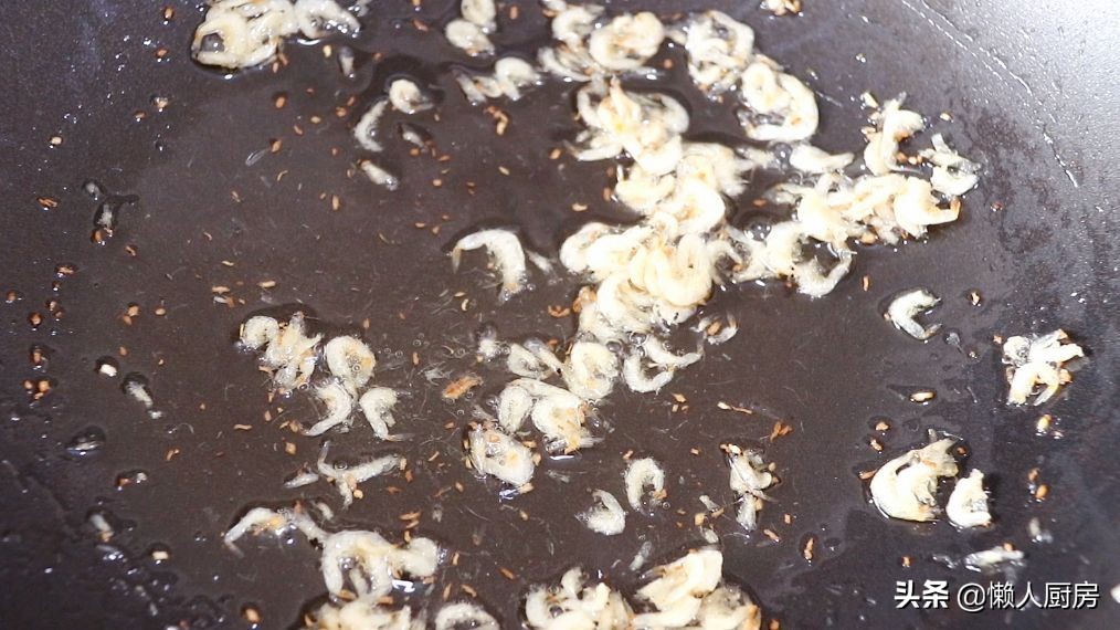 这是香煎芋头饼的做法，火候不能大，要用小火慢煎，才外脆里软