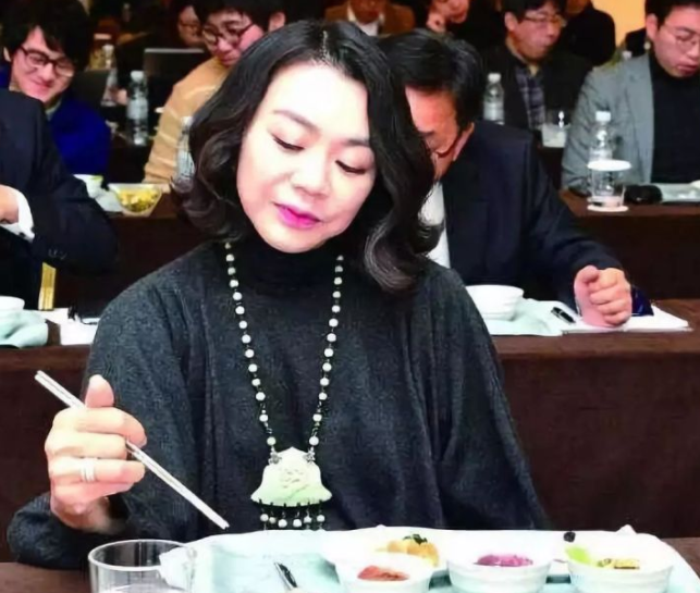 韩国财阀小公主一杯水泼掉2080亿，大公主说：国家都是我们的