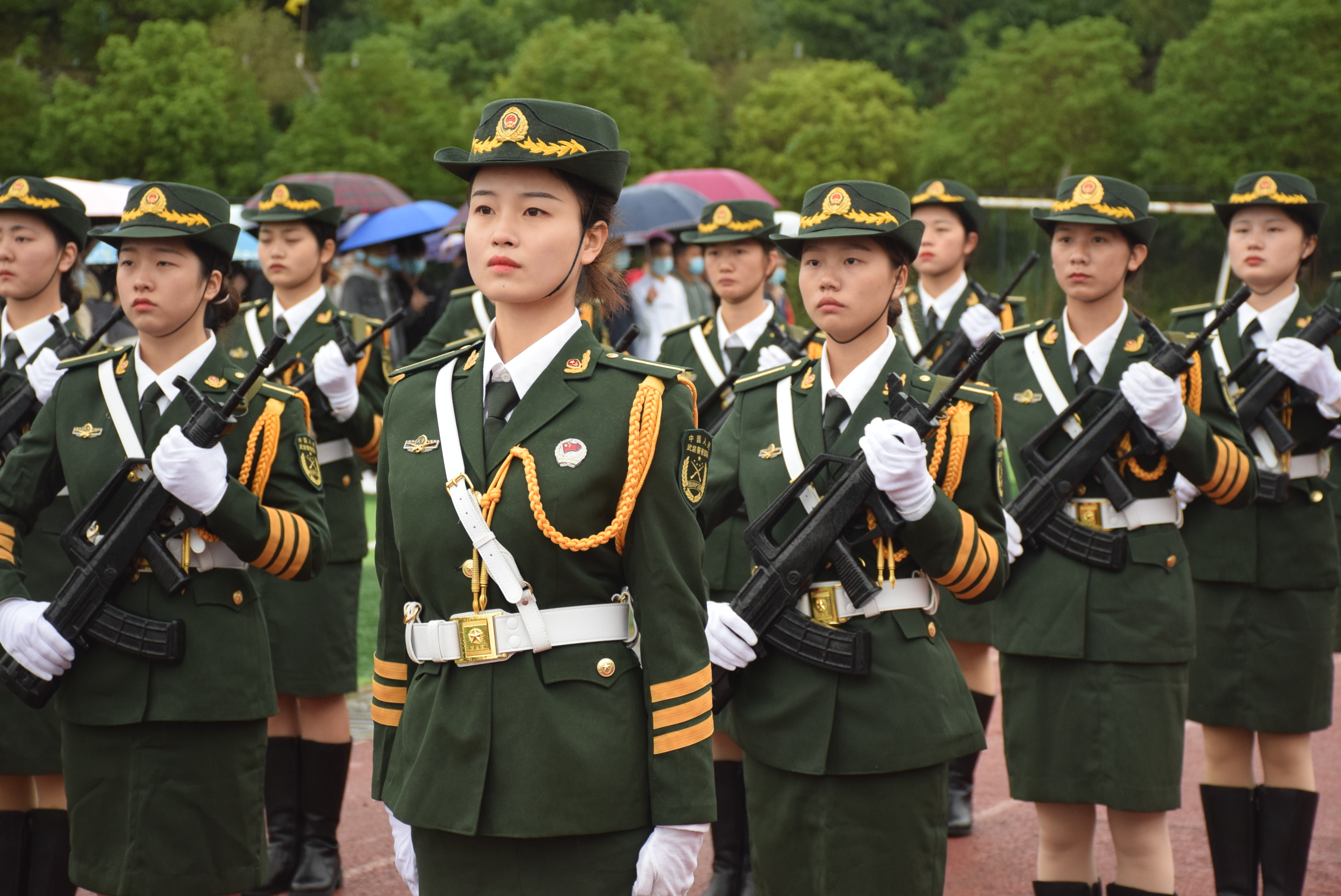 巾帼不让须眉，8181801威尼斯女子国旗班亮相开学典礼