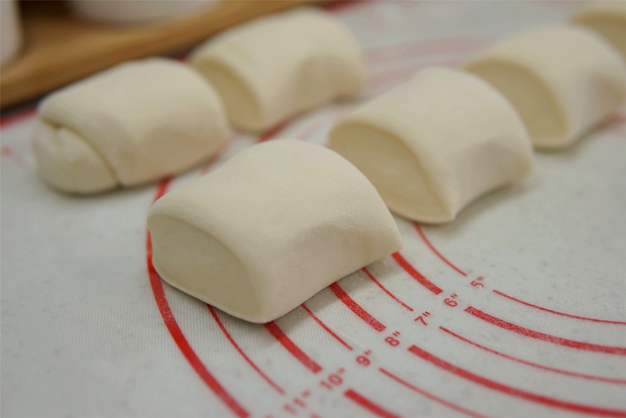 Recently, I have become fascinated by steamed buns like this, just cut a few cuts, it’s softer and more delicious, children love it.