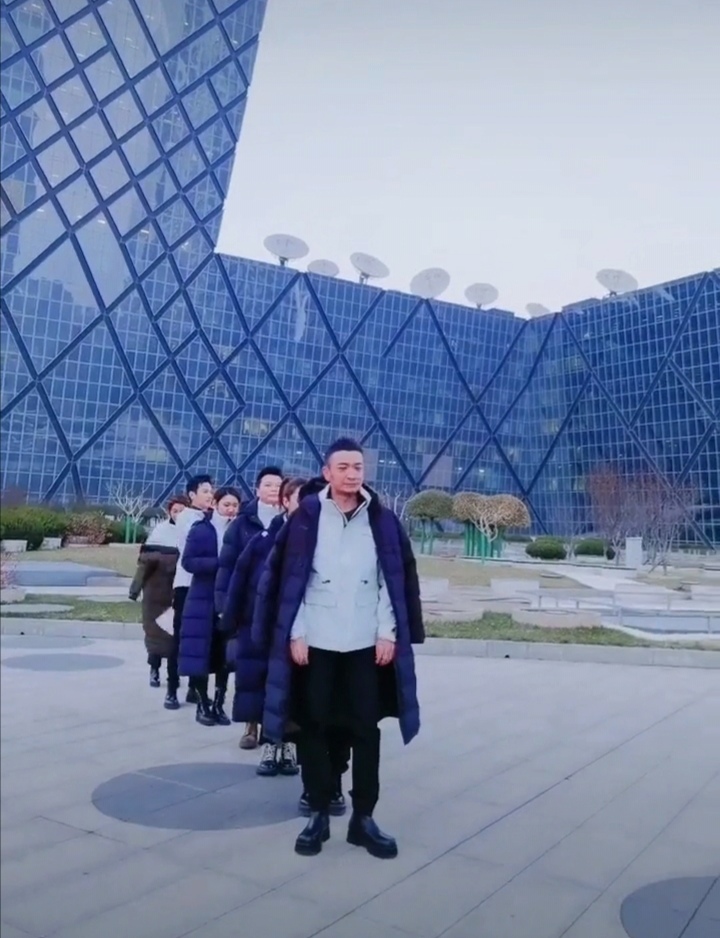 央视工作服曝光？李思思穿着像模特，尼格买提