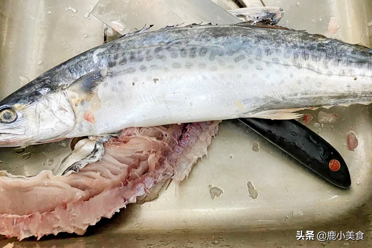 鱼丸想弹嫩爽口，牢记“3个窍门”，富有弹性不松散，鱼味特别鲜