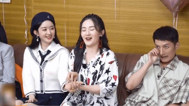 赵丽颖录《快本》时左手无名指戴着超大钻戒，是不是与冯绍峰复合