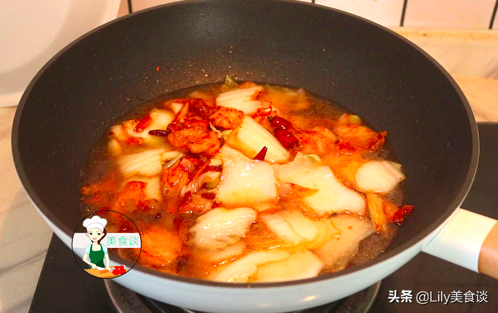 白菜燉豆腐時，先燉豆腐還是先炒白菜？ 都不對，大廚教你正確做法