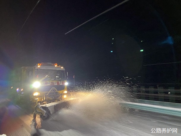 一场清雪保通战在夜幕下打响——莎车分局清雪除冰保通侧记