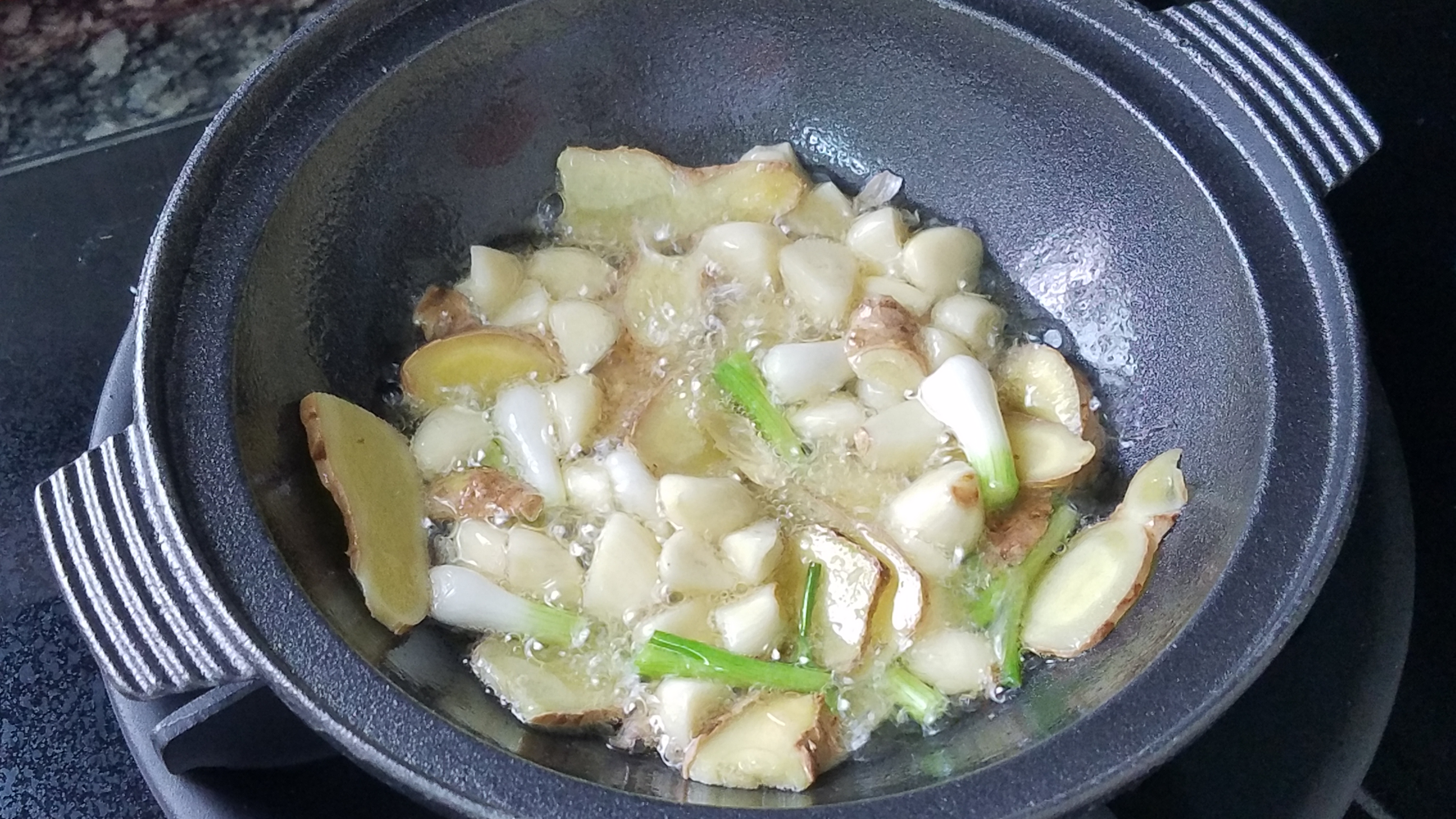 砂鍋焗魚，廣東很好吃的一道美食，不用一滴水，做法簡單香味濃