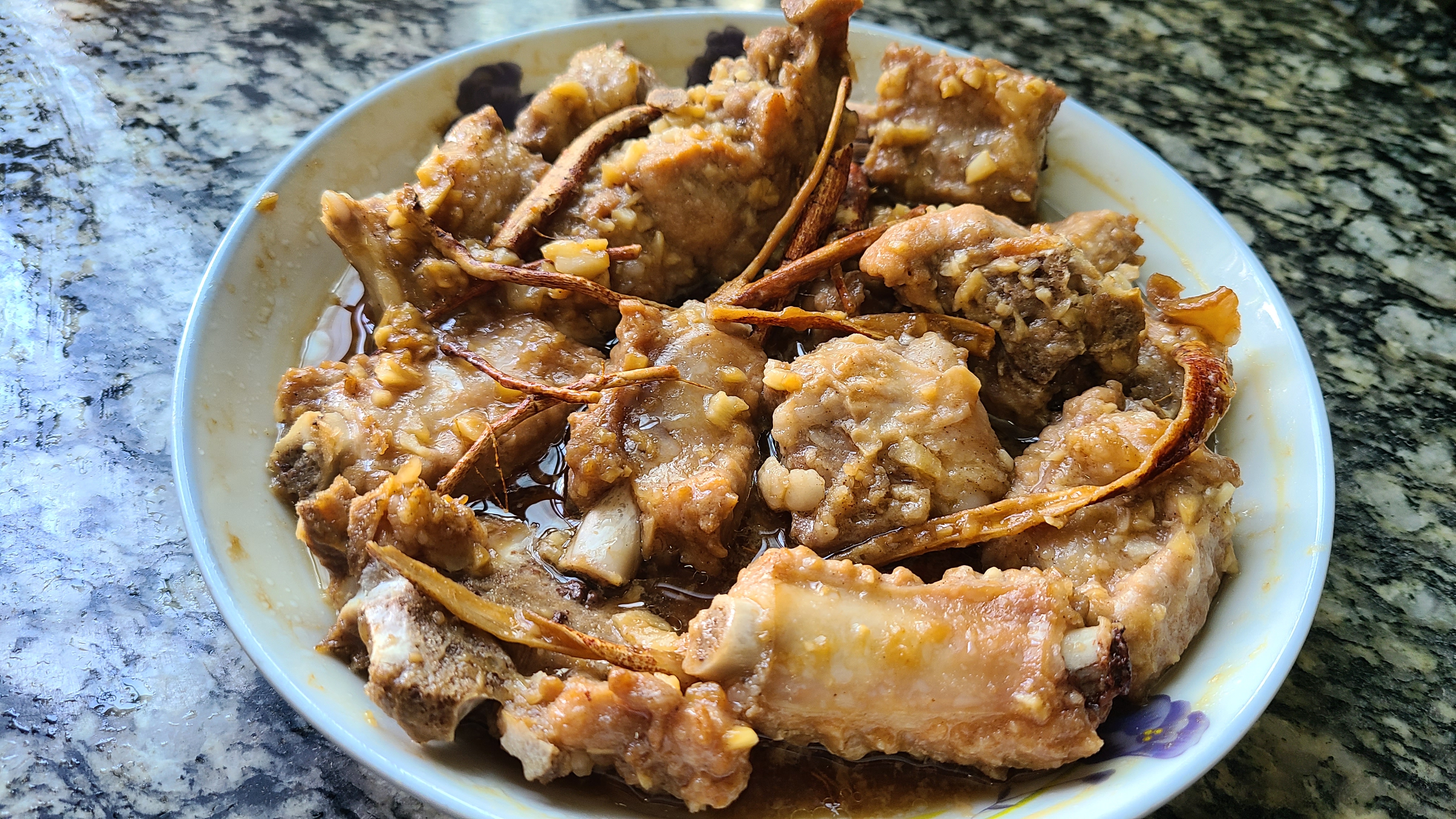 五指毛桃蒸排骨，广东很火的一道菜，香味浓郁又好吃，味道特别