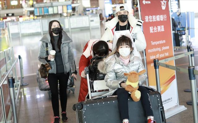 陳曉東一家四口罕走機場，老婆發福倆女兒似複製，還帶倆保姆伺候