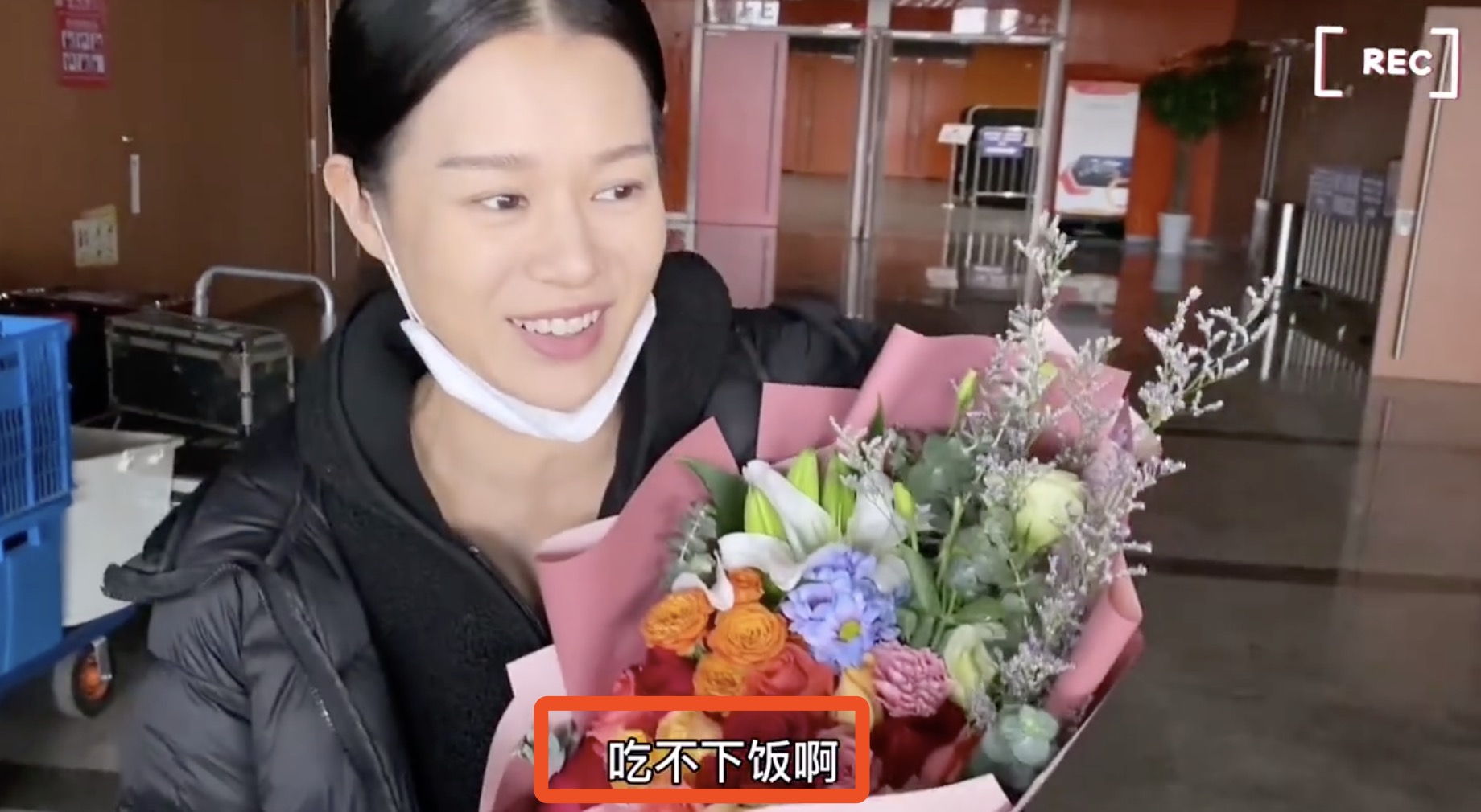 胡杏兒老公曬全家福，分開4個多月後團聚，一家人穿親子裝超溫馨