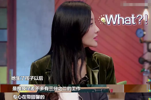 李小璐和甜馨沙灘邊玩耍，穿吊帶秀傲人上圍，女兒身高直逼其肩頭