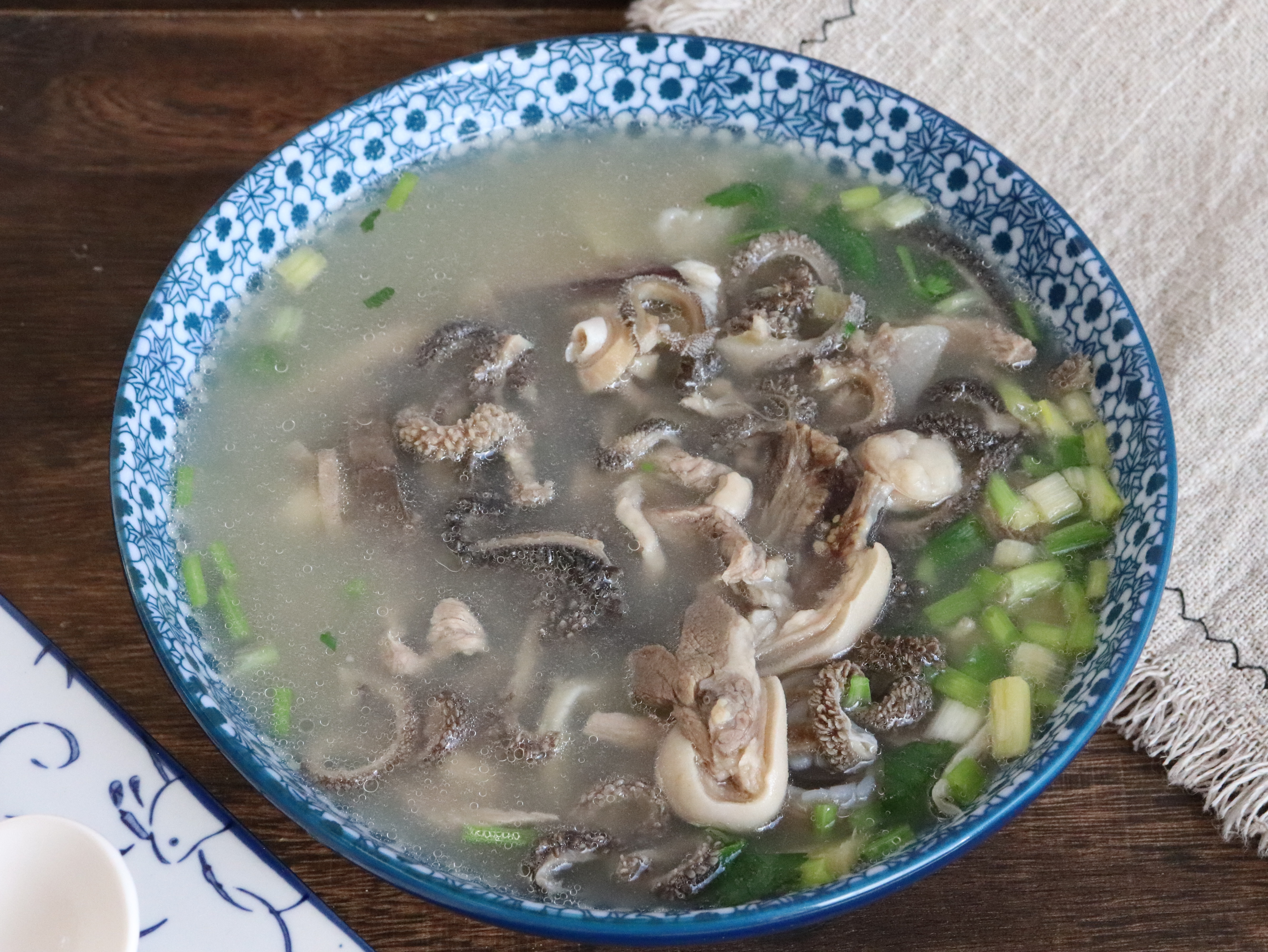 适量葱花香菜,倒入做好的羊杂汤即可半大勺淀粉加7大勺清水兑成半大碗