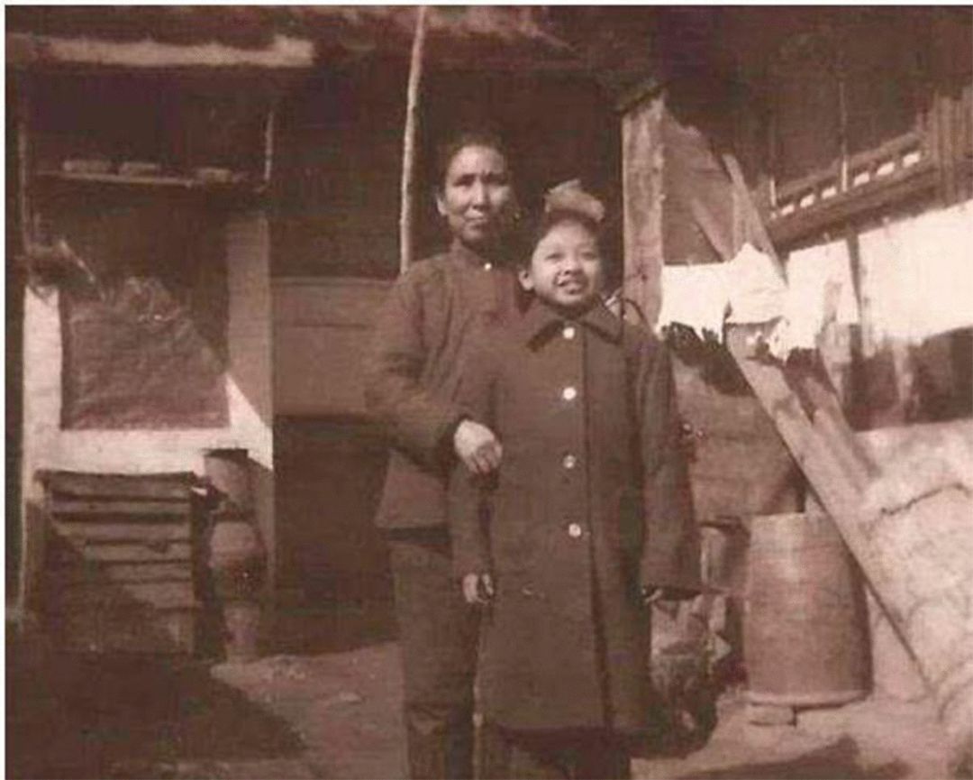 身为歌手，韩红是怎么走上慈善之路的，他做出了哪些努力？