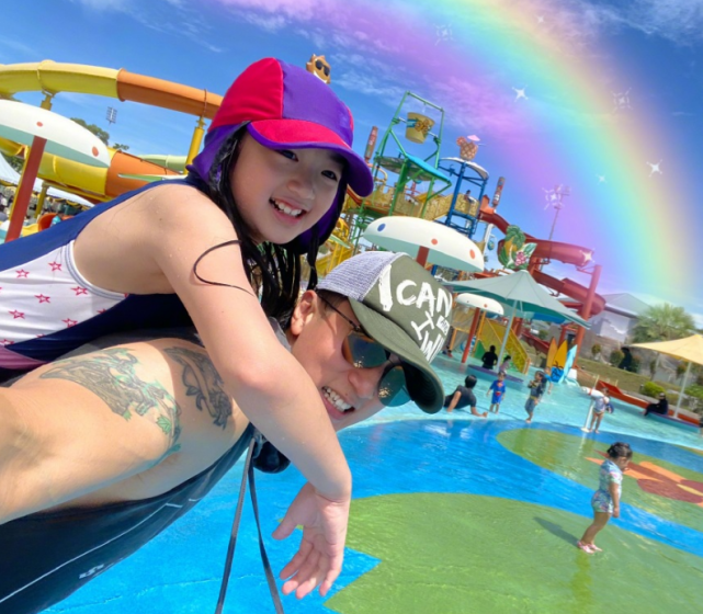 吳尊帶兒女玩水，Neinei穿泳裝展長腿，max秀高難度倒立