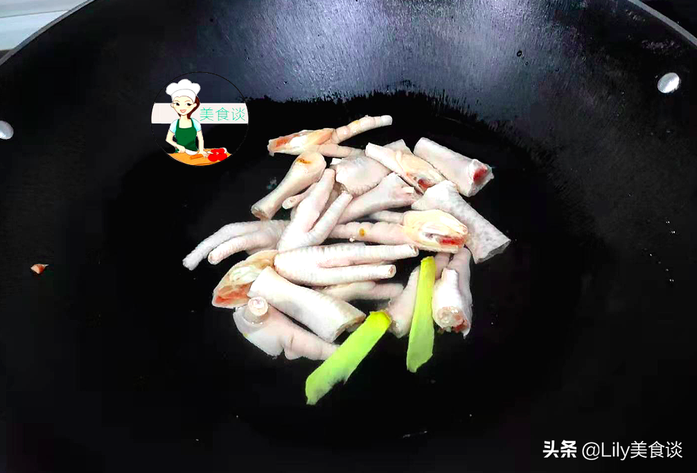 天冷了，燉上一鍋排骨雞腳土豆煲，鮮香又營養，大人孩子都愛吃