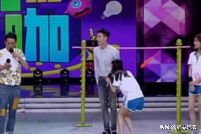 鞠婧祎被张艺兴公主抱，谁注意到她被放下后第一动作，暴露人品