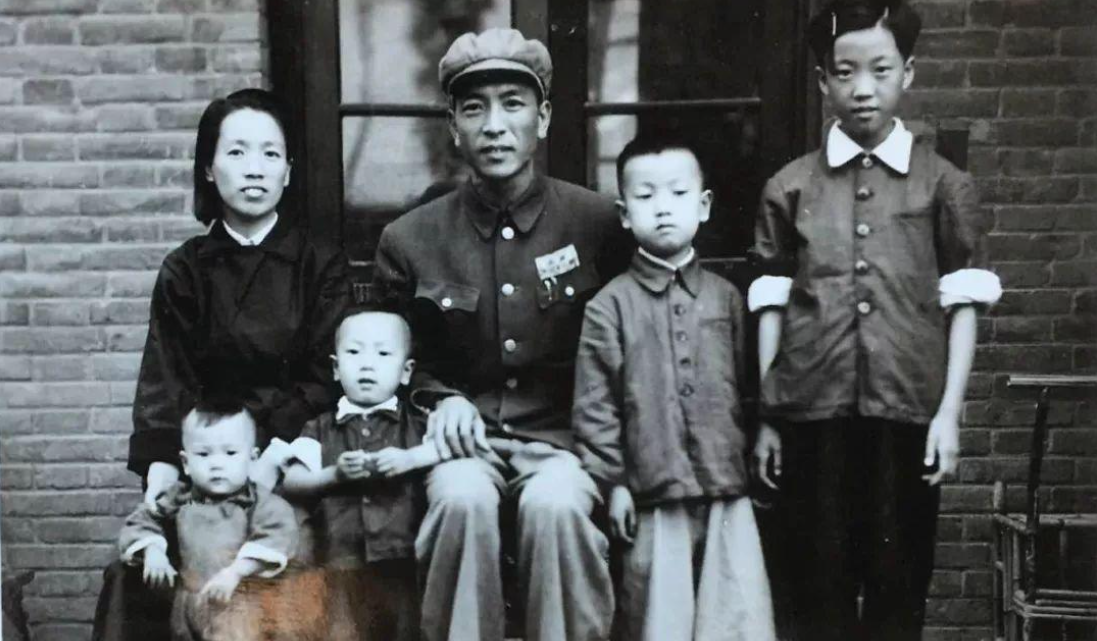 没有军衔的国防部长，被誉为中国“特警之父”，55年为何没授衔