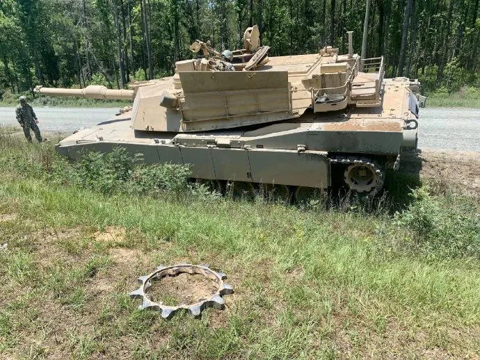 奇葩美军坦克事故，比履带掉链子还丢人：开着开着主动轮解体两半