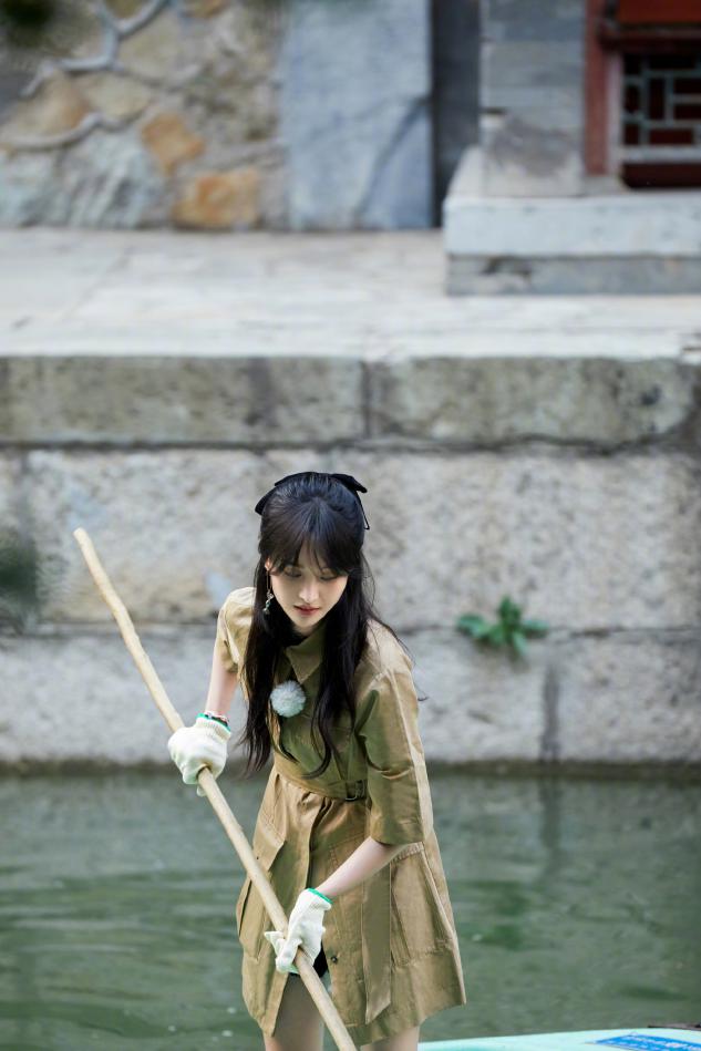 郑爽最新杂志造型曝出，穿抹胸裙配衬衫凹造型