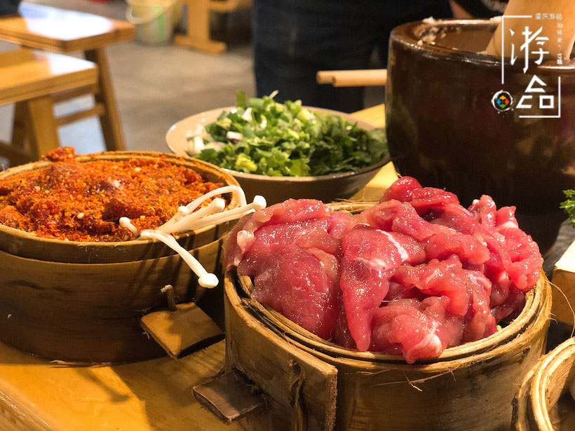 吃在重庆北仓，辣晕人的洋马儿火锅，麻辣牛肉码了6种辣椒