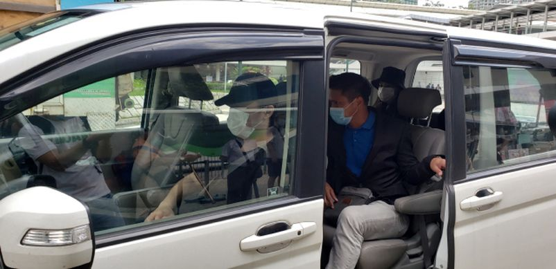 赌王去世头七家属请高僧做法事，四房集体现身