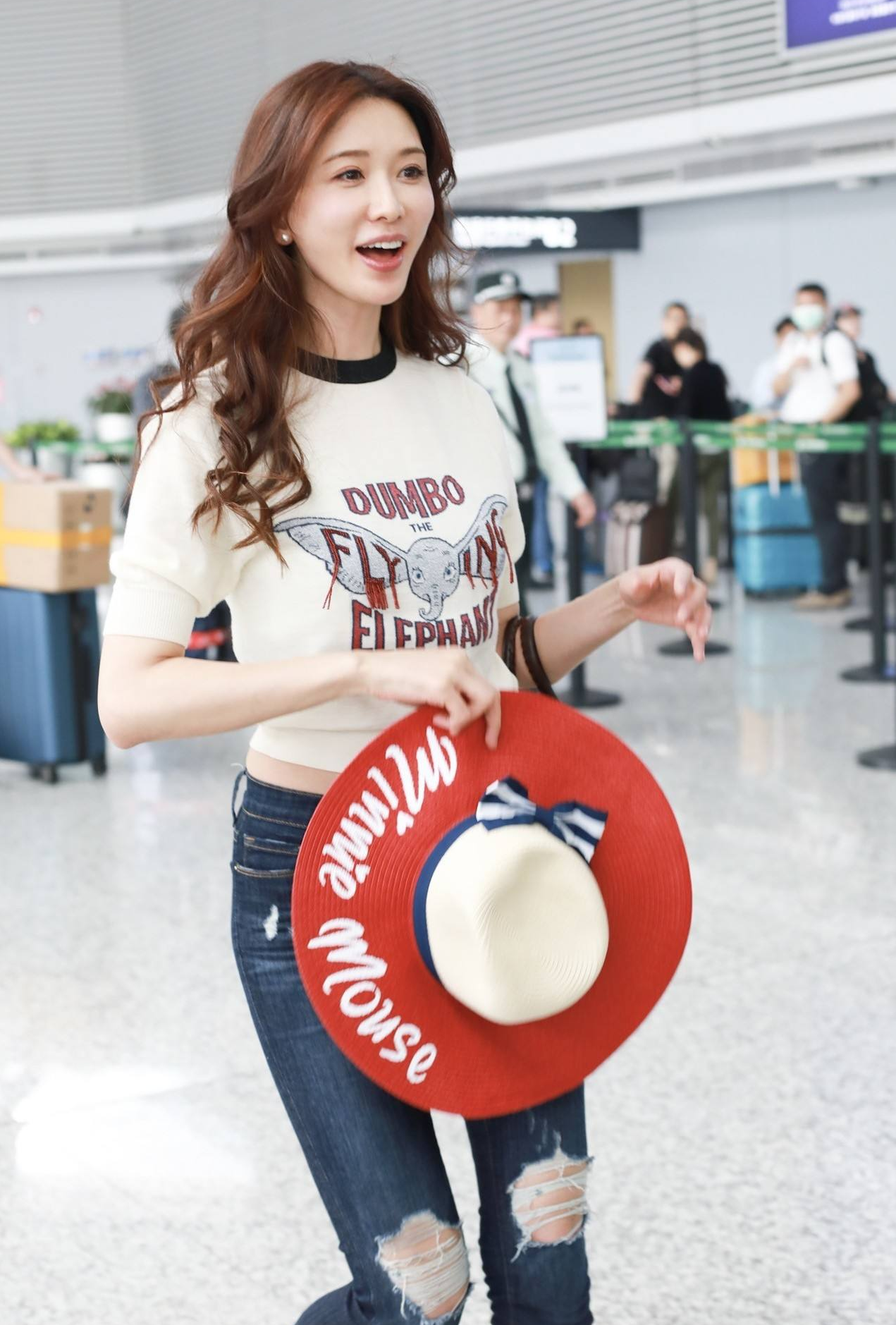 45岁林志玲婚后了不得，牛仔裤这么紧照样穿，简