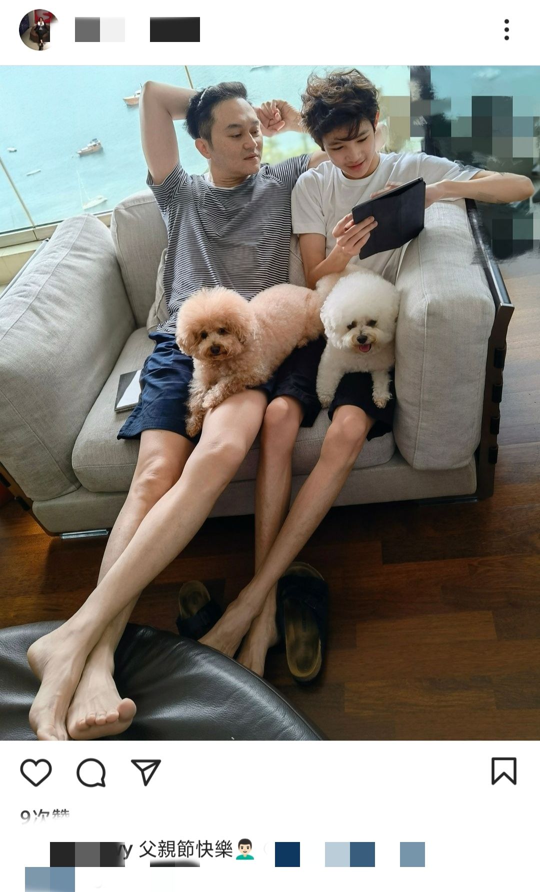 张智霖与儿子过父亲节，父子颜值超高腿长令人羡慕，坐一起像兄弟