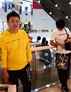 很搞笑的动图：这个玩笑太暴力了，味道太重！