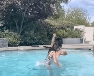 吴彦祖优良基因没浪费！混血女儿美得惊艳，7岁大长腿瞩目似超模