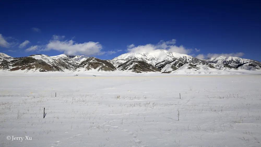 看神奇冰泡湖不用再去加拿大俄罗斯，新疆赛里木湖就有