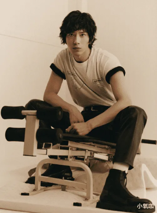 这还是井柏然吗？31岁“整容式”暴瘦登封面，不