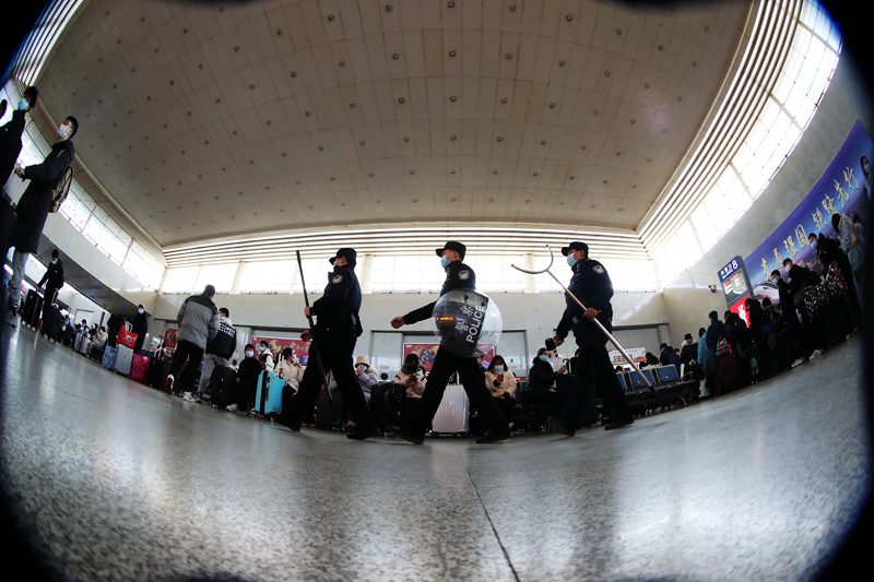 武汉铁路警方全力确保安全，2021年春运火车票今起开售
